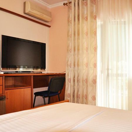 Lugano Hotel Tirana Extérieur photo
