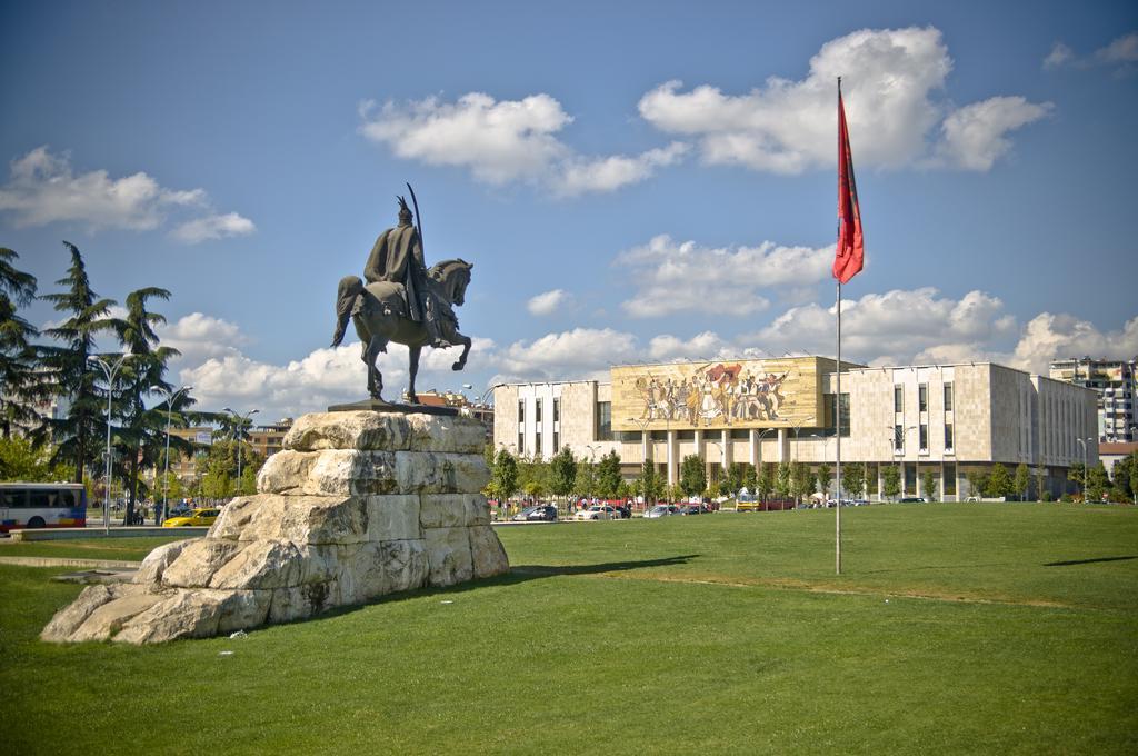 Lugano Hotel Tirana Extérieur photo