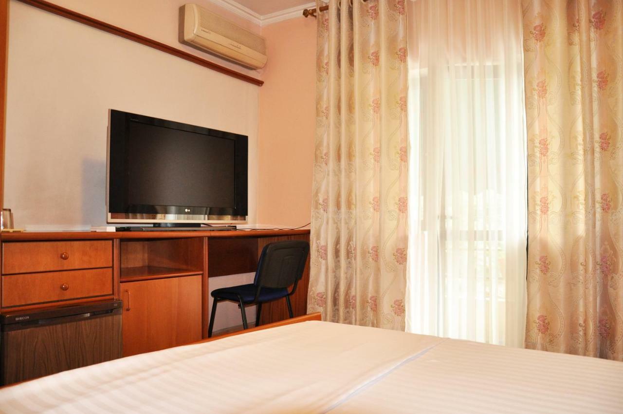 Lugano Hotel Tirana Extérieur photo
